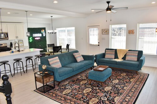 Modern 4-bedroom 2.5 Bath Home Minutes from Downtown Houston, Wifi, 2Car Garage