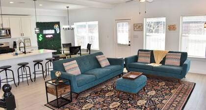 Modern 4-bedroom 2.5 Bath Home Minutes from Downtown Houston, Wifi, 2Car Garage