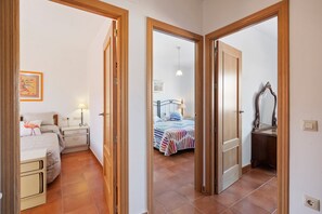 House | 3 bedrooms, bed sheets - Villa With Private Pool for 8 (Bienservida)