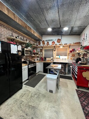 Fridge, microwave, oven, stovetop - New 3-bedroom Barndo with fiberWiFi, in tranquil Burnside near Lake Cumberland  (Burnside)