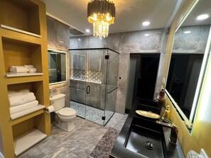 Shower, hair dryer, towels, soap - 4 BR, Luxurious-Gem/Mansion in Heart of Denver (Denver)
