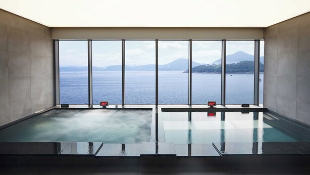A large indoor swimming pool with a view of the sea and mountains. - YEOSU BELLE MER (Yeosu)