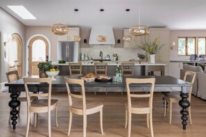 Dining - Luxury Healdsburg Retreat. Pool, Sauna, Hot Tub, Near Plaza, Tesla charger (Healdsburg)