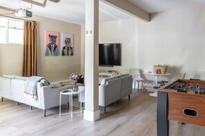 Smart TV, fireplace, foosball, books - Private Luxury home in Healdsburg with Vineyard, Sauna, Hot tub, Tesla Charger (Healdsburg)