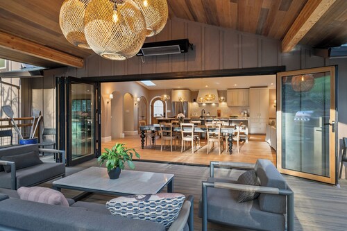 Private Luxury home in Healdsburg with Vineyard, Sauna, Hot tub, Tesla Charger