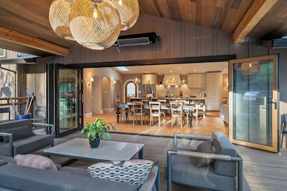 Luxury Healdsburg Retreat. Pool, Sauna, Hot Tub, Near Plaza, Tesla charger