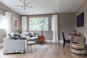 Smart TV, fireplace, foosball, books - Private Luxury home in Healdsburg with Vineyard, Sauna, Hot tub, Tesla Charger (Healdsburg)