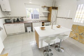 Kühlschrank, Mikrowelle, Ofen, Wasserkocher mit Kaffee-/Teezubehör