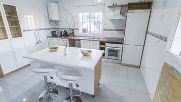 Een koelkast, een magnetron, een oven, een koffiezetapparaat/waterkoker