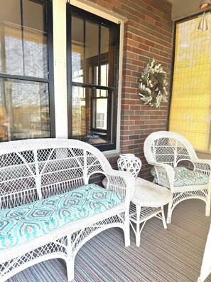 Terrace/patio - The Riverside Brickhouse- 6 Bedrooms, 2 Bathroom, Riverviews, Grill, AC/Wifi (McGregor)