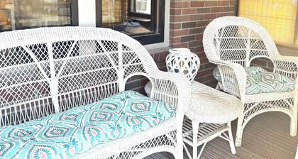 The Riverside Brickhouse- 6 Bedrooms, 2 Bathroom, Riverviews, Grill, AC/Wifi