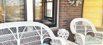 The Riverside Brickhouse- 6 Bedrooms, 2 Bathroom, Riverviews, Grill, AC/Wifi