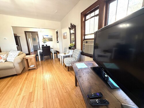 The Riverside Brickhouse- 6 Bedrooms, 2 Bathroom, Riverviews, Grill, AC/Wifi