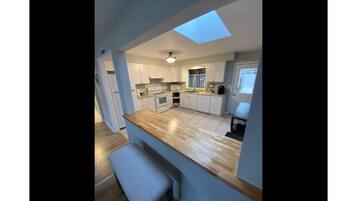 Four à micro-ondes, un four, surface de cuisson, lave-vaisselle