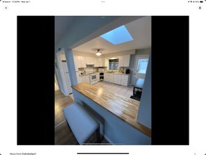 Een magnetron, een oven, een kookplaat, een vaatwasser