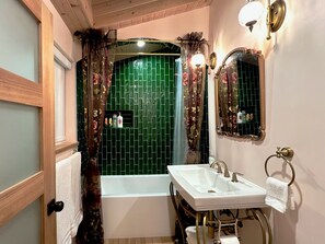 Sèche-cheveux, serviettes fournies, savon, shampoing