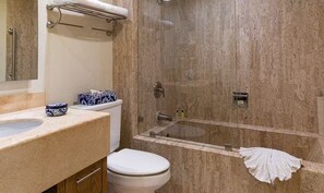 Dusche, Whirlpool, Haartrockner, Handtücher