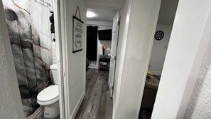 Regadera, toallas, jabón, papel de baño 