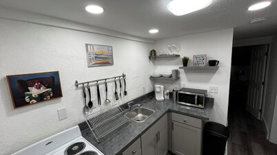 Cozy 2-bedroom apartment with WiFi and AC in downtown Orlando near All