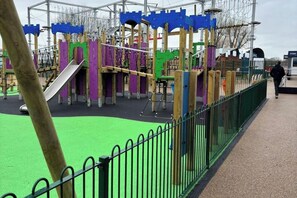 Ein Spielplatz mit Klettergeräten und einer Rutsche.
