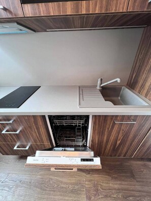 Geladeira, micro-ondas, cooktop, lava-louças