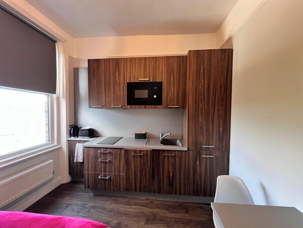 Fridge, microwave, stovetop, dishwasher