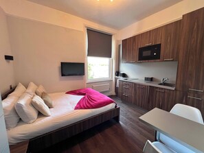 Tabla de planchar con plancha, wifi y ropa de cama 