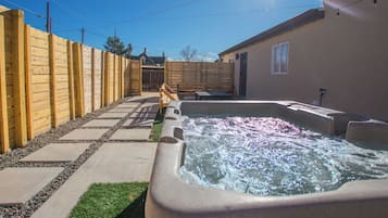 Bain à remous extérieur
