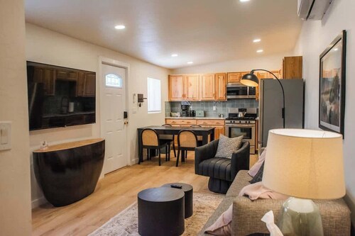 "Sage Suite" @ ArnoTriplex! Hot Tub+Pet Friendly!