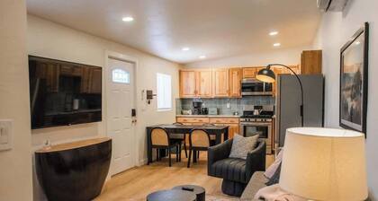 "Sage Suite" @ ArnoTriplex! Hot Tub+Pet Friendly!