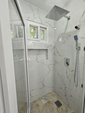 Bruser, håndklæder, Sæbe, Toiletpapir