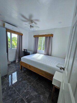 3 habitaciones, tabla de planchar con plancha, wifi y ropa de cama