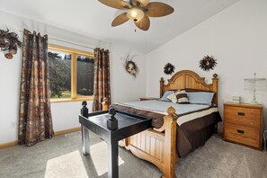 4 soverom, skrivebord, strykejern/-brett og reiseseng for barn