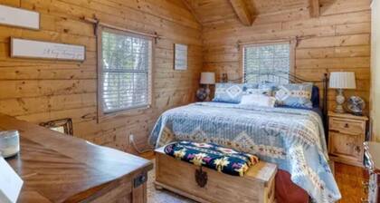 "Bearly Beehavin" 2-bdrm 1 bthrm cabin  with WiFi, AC.  Unwind & relax in ConCan