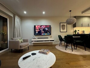 Smart-TV, Bücher, Stereoanlage, Computerbildschirme