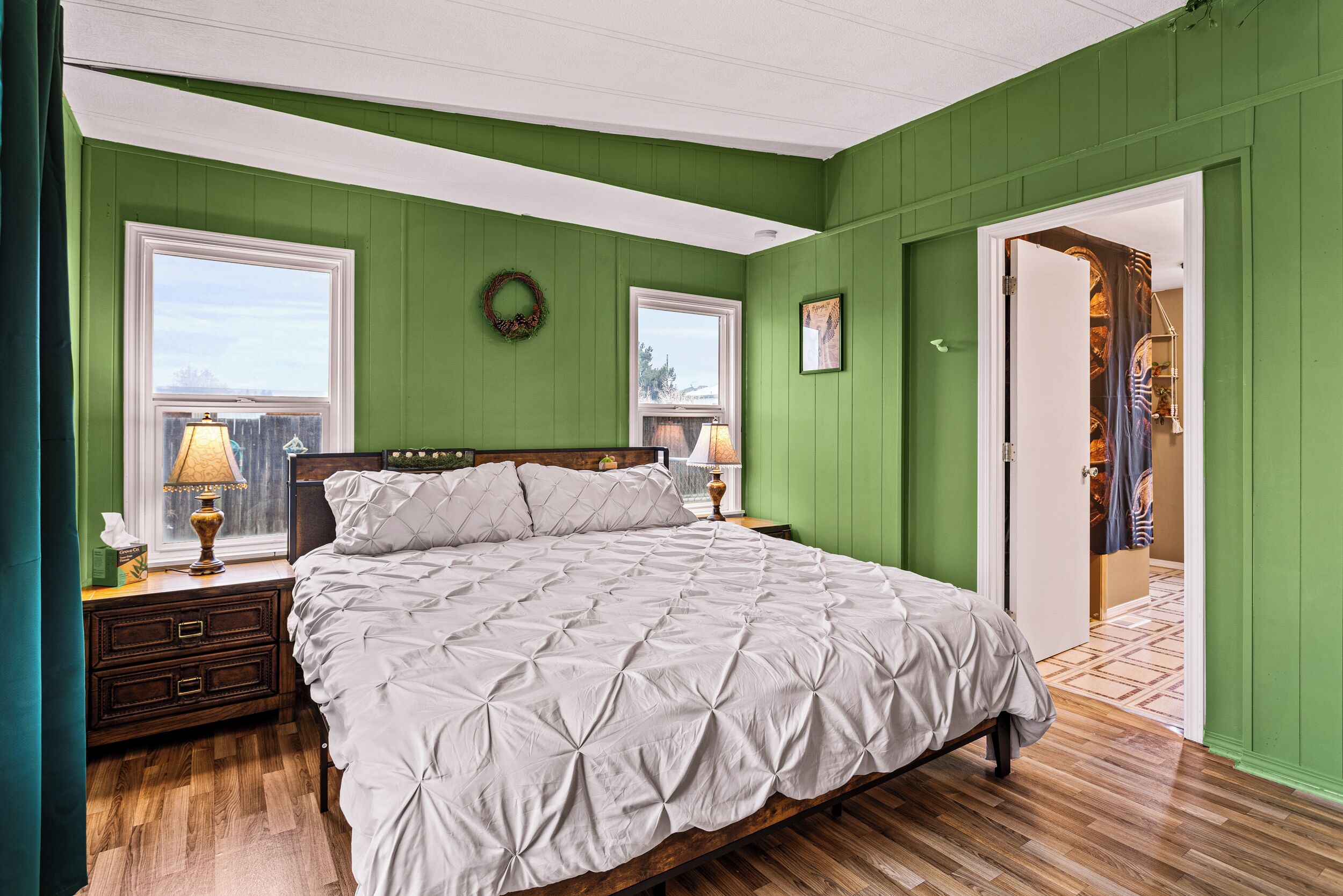 3 habitaciones, tabla de planchar con plancha, wifi y ropa de cama 