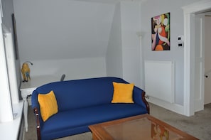 Living area - Charming 1-bedroom apartment with WiFi, AC, Apple TV in Denver (Denver)