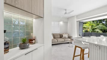 Belle Rue 205 - Renovated Two Bedroom Apartment | Living area