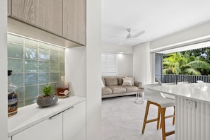 Belle Rue 205 - Renovated Two Bedroom Apartment | Living area