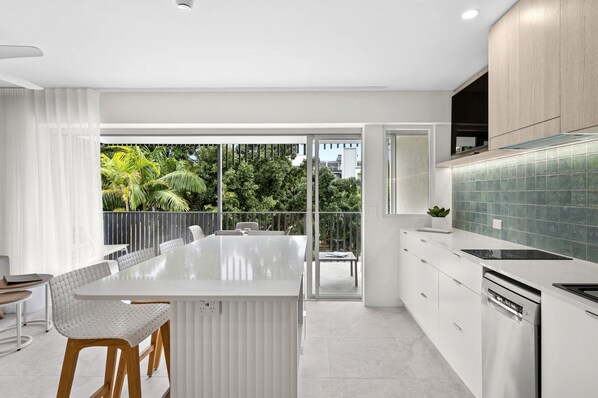 Appartement, 2 slaapkamers, balkon | Privékeuken | Een koelkast met diepvriezer, een microgolfoven, een oven, een kookplaat