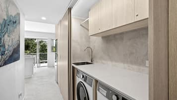 Belle Rue 205 - Renovated Two Bedroom Apartment | Laundry