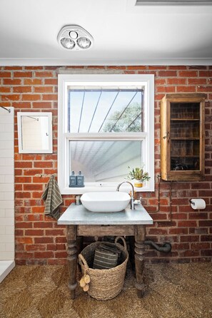 Chuveiro, secador de cabelo, toalhas de banho, sabonete