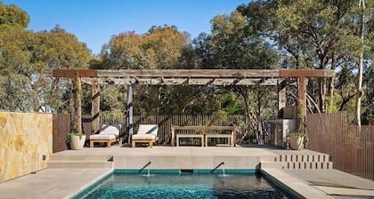 Stylish Studio - tranquil setting - 2.5 acre bush property. 5 mins drive to town