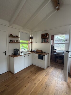 Geladeira, micro-ondas, cooktop, cafeteira/chaleira