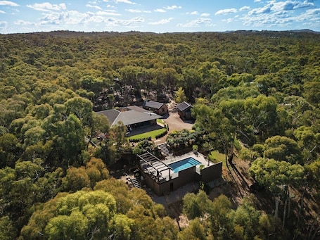 Exterior. Stylish Studio - tranquil setting - 2.5 acre bush property. 5 mins drive to town