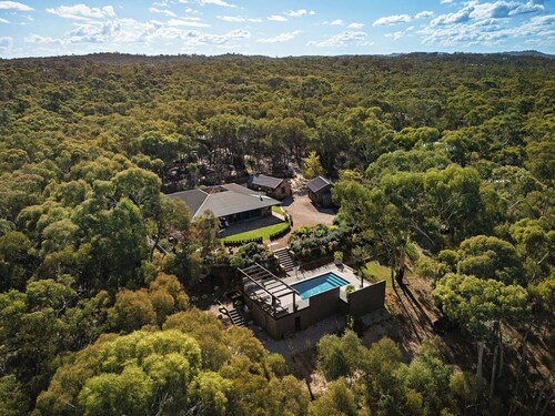 Stylish Studio - tranquil setting - 2.5 acre bush property. 5 mins drive to town