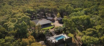 Stylish Studio - tranquil setting - 2.5 acre bush property. 5 mins drive to town