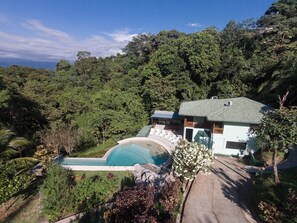 Exterior - Wonderful 5-bedroom family villa with AC, Large Pool & Slide (Quepos)