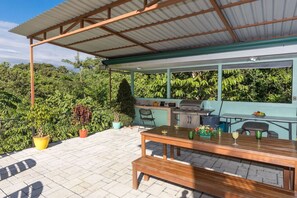 Outdoor dining - Wonderful 5-bedroom family villa with AC, Large Pool & Slide (Quepos)