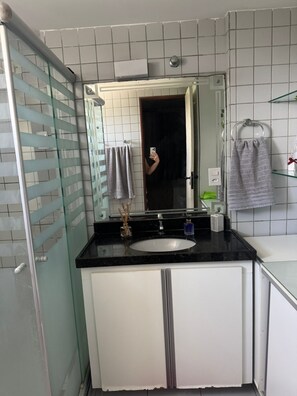 Ducha, secador de pelo, toallas, jabón